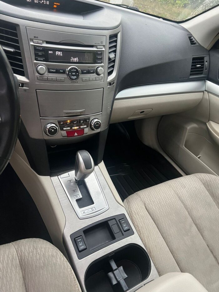 Subaru Outback 2.5i Premium 2011 - Image 10