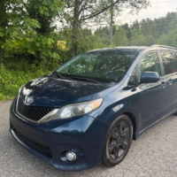 Toyota Sienna SE 8-Passenger 2011